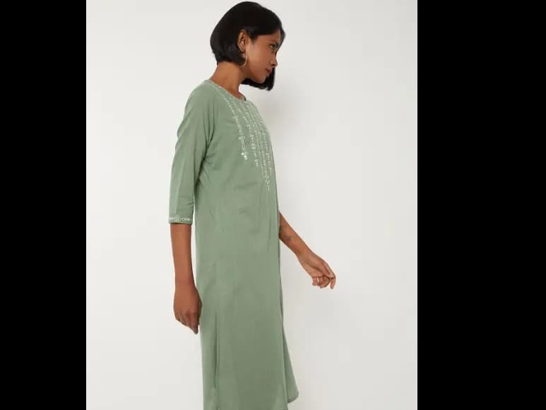 Women Embellished Mirror Work Kurta (3)